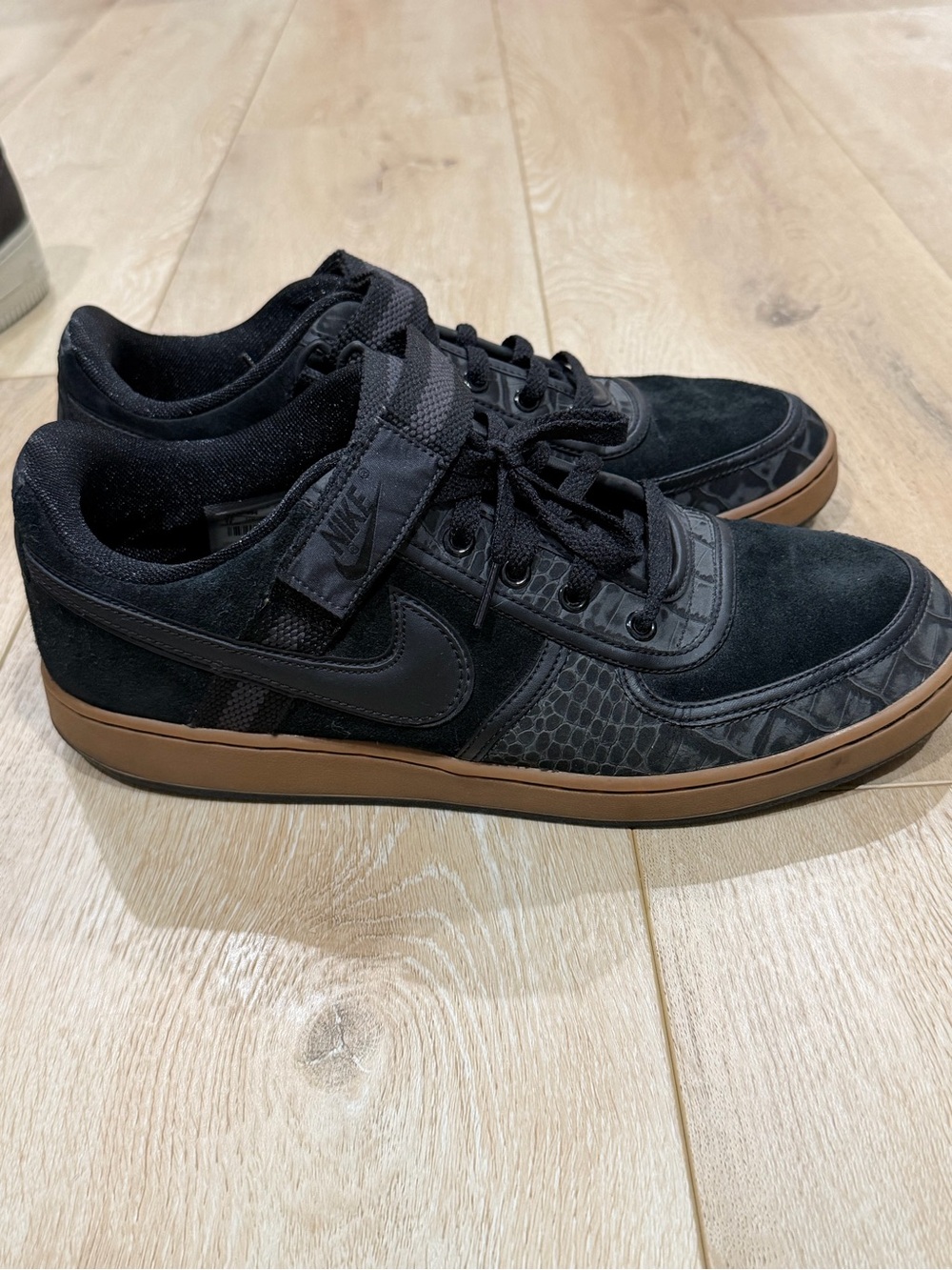 Nike Men’s Black Suede Snake-Trim Sneakers with Gum Sole - Picture 3 of 7